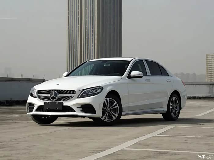 奔驰c级的侧面线条十分优雅,国产加长后也显得车身更加修长