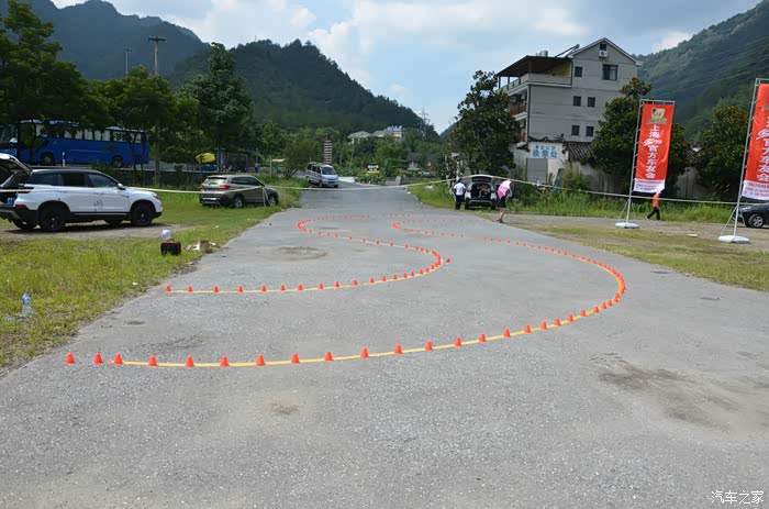 车技挑战赛比赛项目一:倒车过s弯.