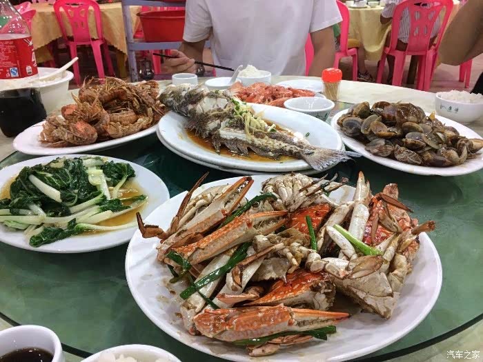 看到对面那个***没  先是喝点酒就说热     吃海鲜还是要脱衣服吃