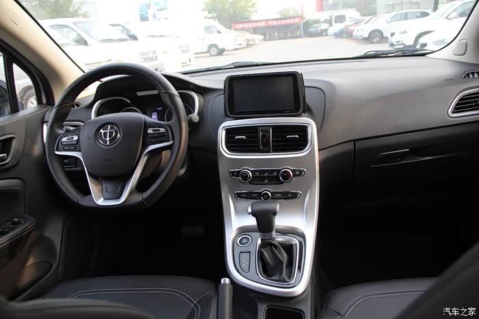 再给大家来波内饰照片,银色的中控区,还是不错的.