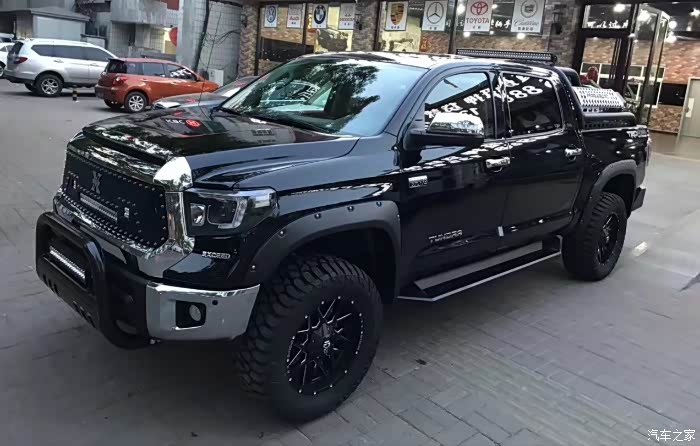 黝黑黝黑的坦途改装作业