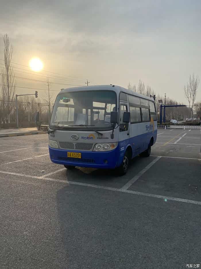 这个就是科目二训练的教练车,是柴油车,除了车宽点其他很好开,车很有