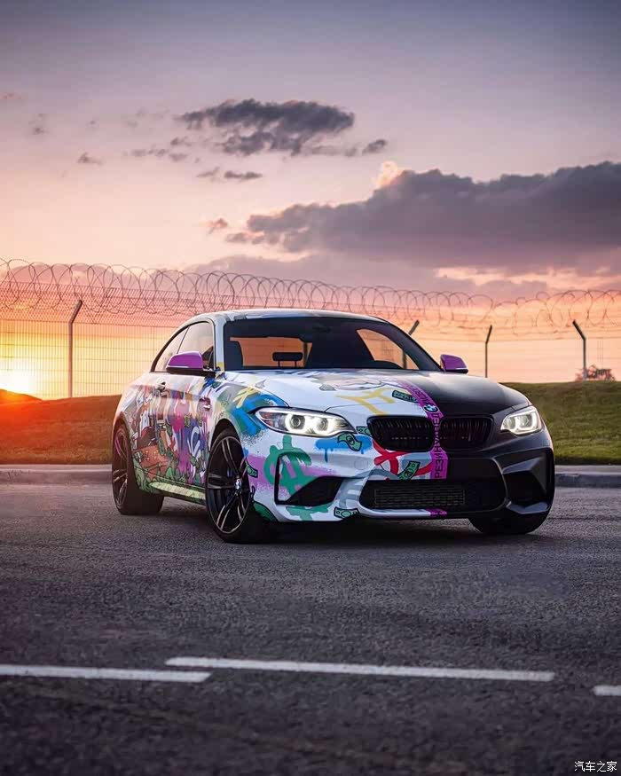 宝马m2花花绿绿的涂装超级超级无敌好看