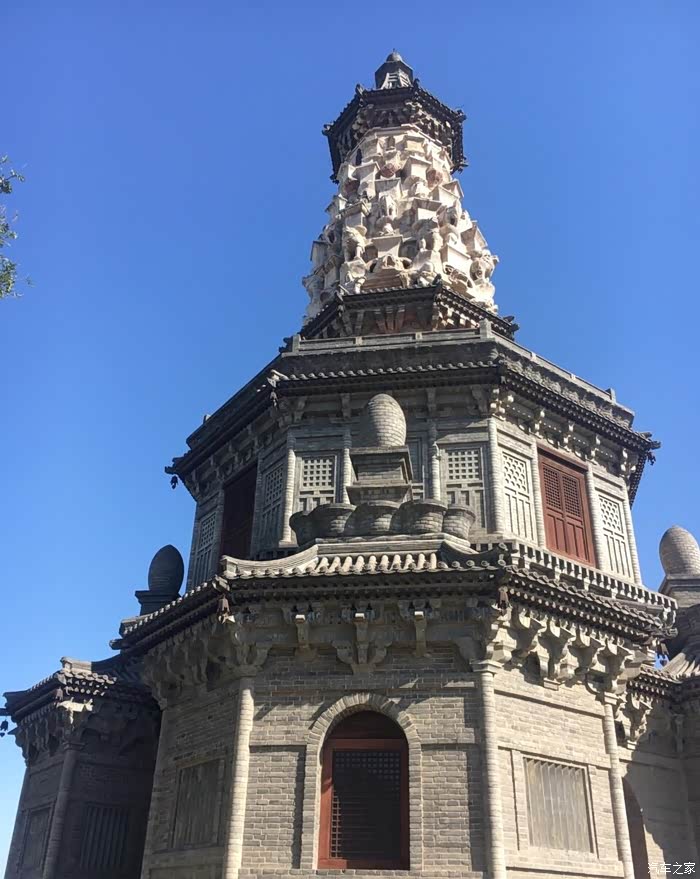 广惠寺宝塔又名多宝塔小塔环抱主塔高低错落主次相依精巧华丽