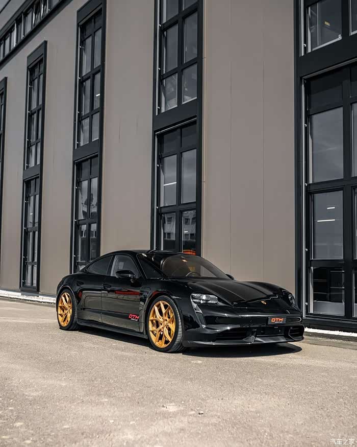 porsche taycan turbo s霸气十足的黑武士