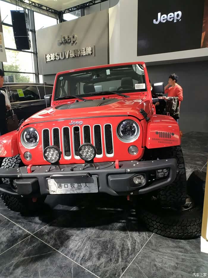 与美国请来的大黄蜂机器人合影