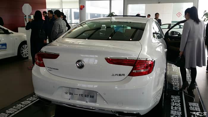 看看白色新君越