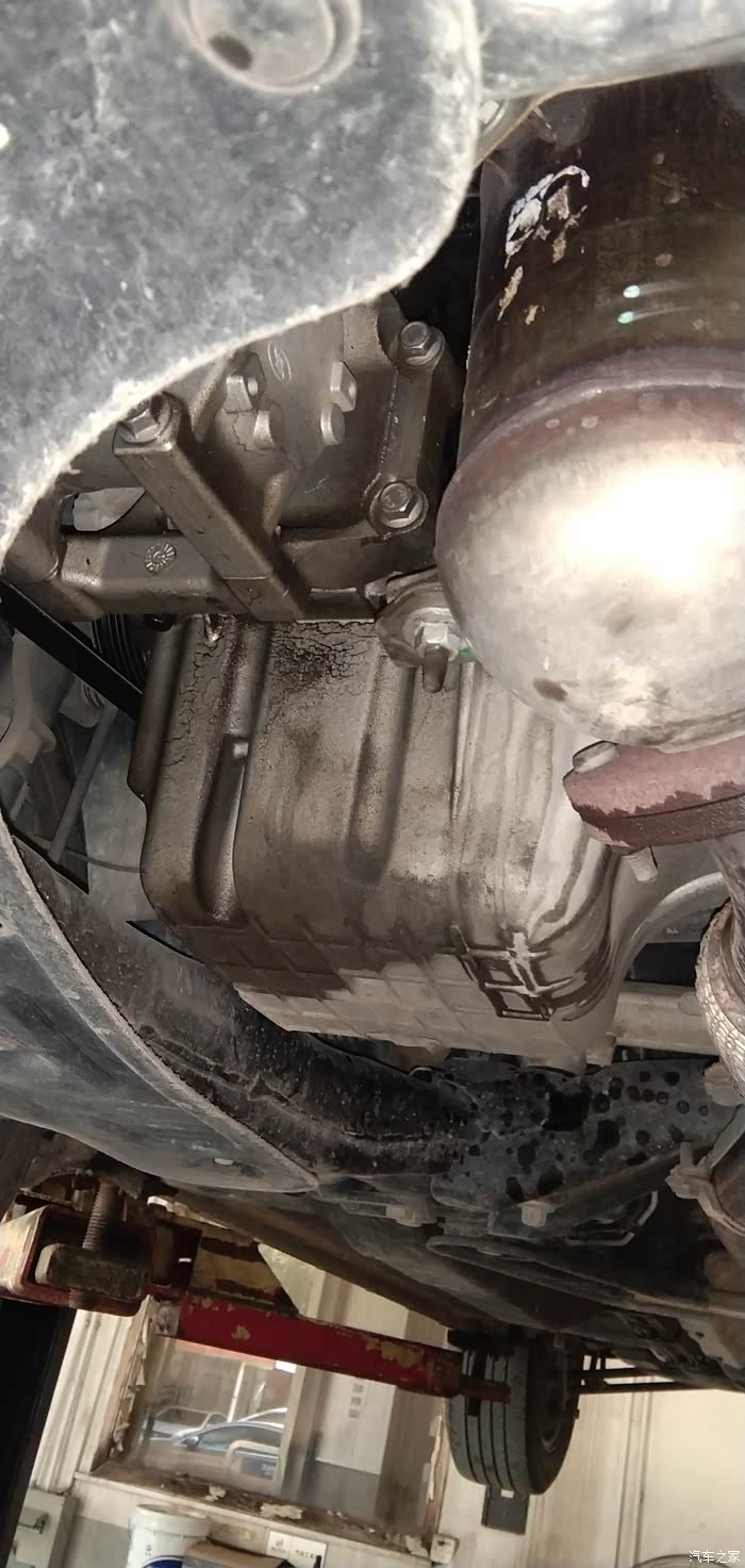 2016款别克英朗发动机底渗油