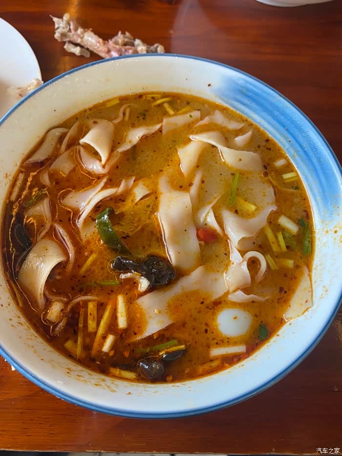吃烩面,我的经验是加点羊油辣子,这一下看着好多了吧,香香的在河北吃