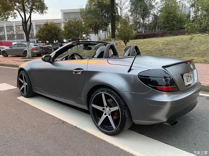 奔驰的双人敞篷跑车帅得不要不要的