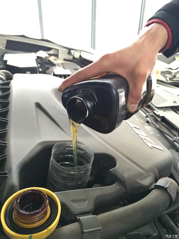 加机油过程,师傅说此机油看起颜色清淡,感觉怎么,但是透明度,其实,加