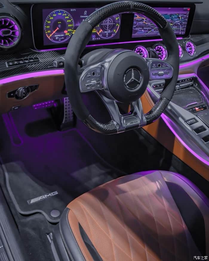 奔驰新amggt63s内饰做的很艳丽