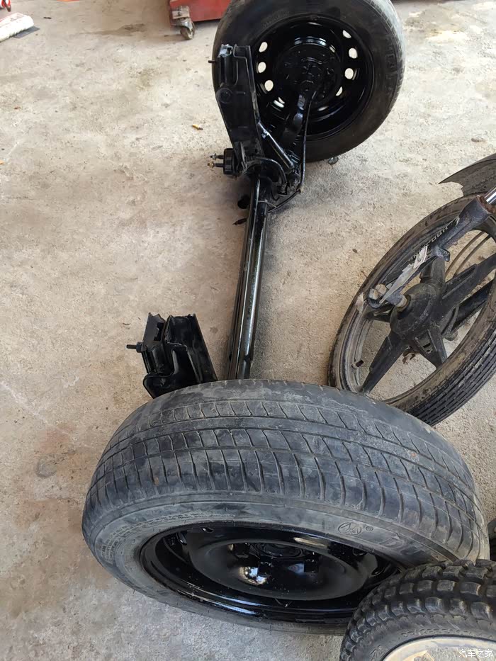 拆车厂买的富康后桥 自制拖车首选 因为是扭力轴的 不用考虑避震问题