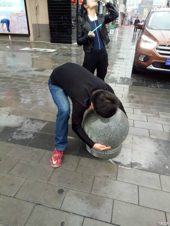 这石墩,不是一般的重啊,忽略我后面吃货的老婆