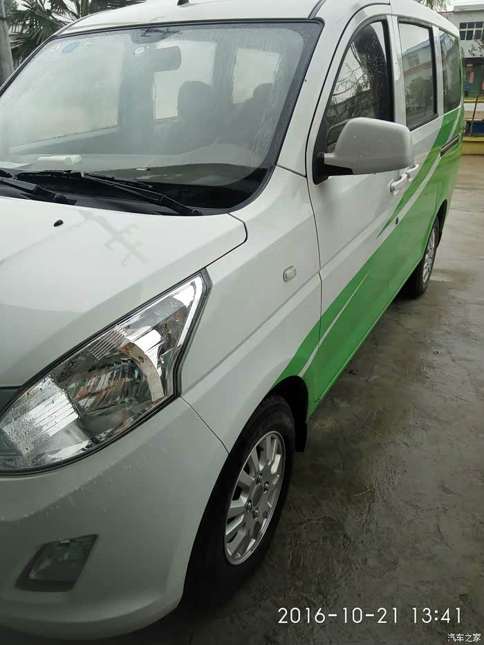 昨天提车五菱荣光v12白绿色这颜色很稀有吗