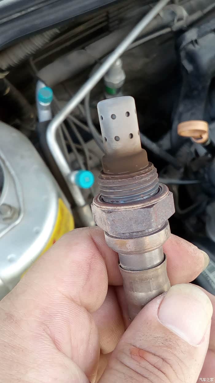 懂行的帮忙看看氧传感器的颜色正常吗