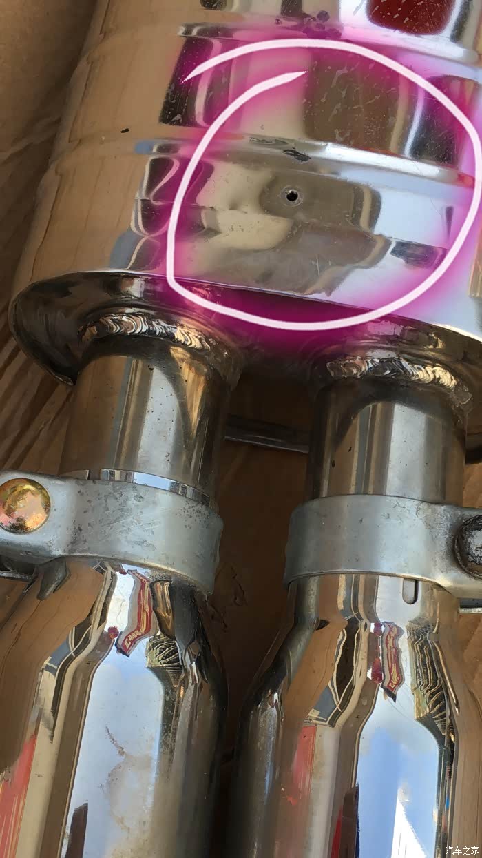 大家改装排气管都有这个孔的吗,这应该是排水孔,朝下面安装的