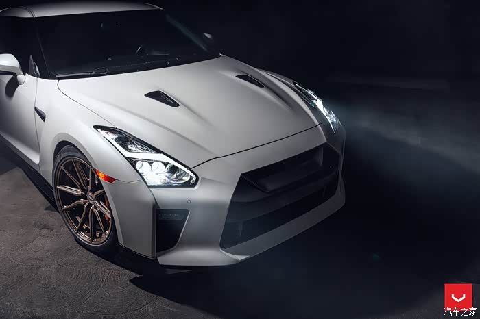 白色战神尼桑gtr有点帅