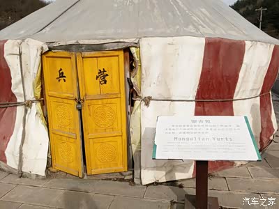 新建秦兵站是昔日秦兵站的缩影,西边为大门和了望哨塔,四周为
