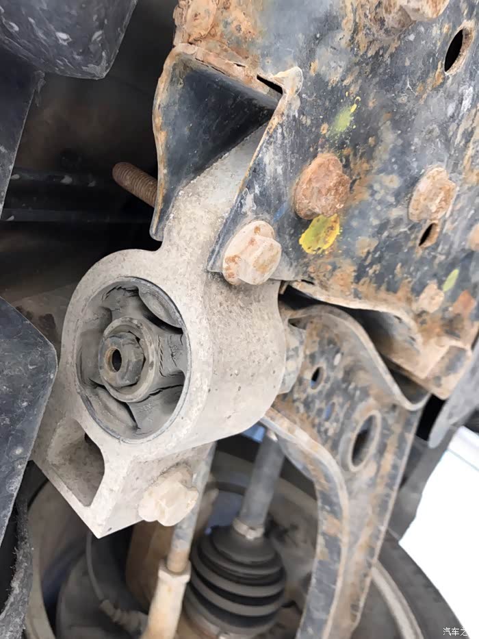 08年老明锐更换下摆臂胶套作业