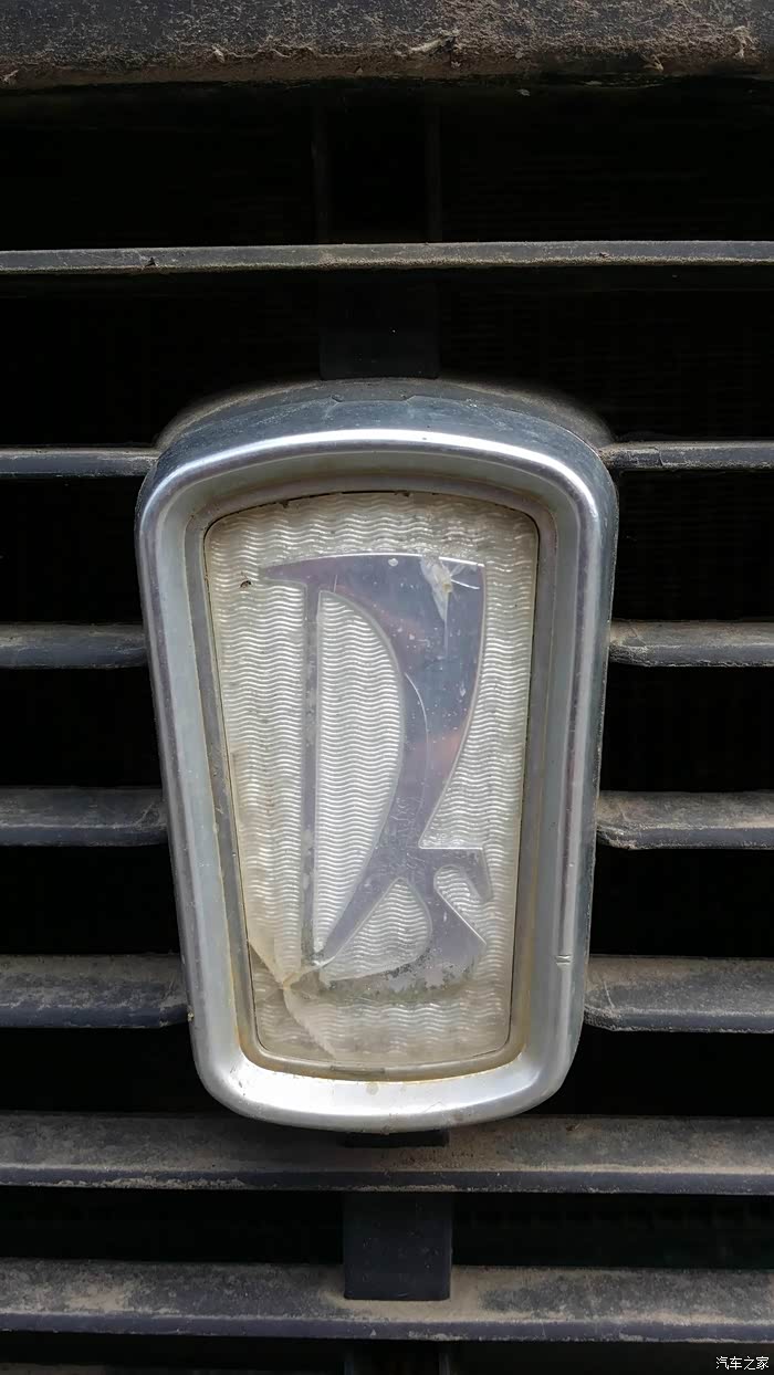 去保养车,发现一台拉达静静的在角落里