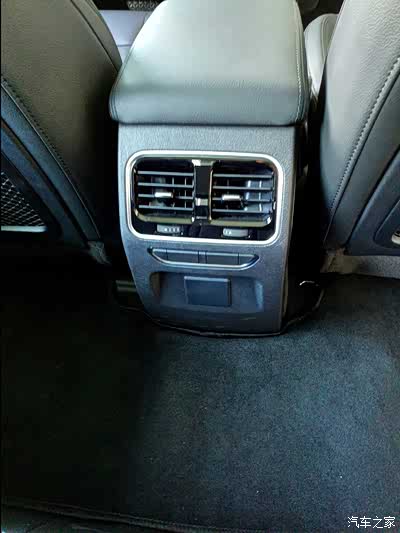 座椅后排空调出风口