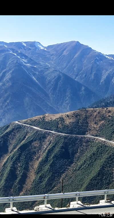 川藏线上的风景不错,但这蜿蜒曲折的山路真是考验驾驶技术的地方