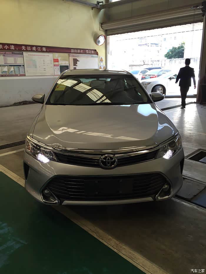 新凯美瑞20领先水晶银提车加导航倒车影像更换全车轮胎作业