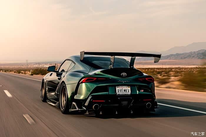 丰田supraa90这个颜色在这样的环境有种狂野的感觉