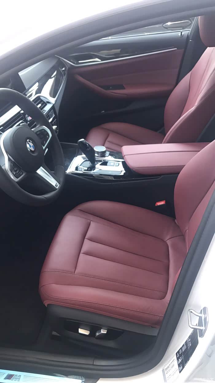 请问,有谁见过新5系,白车红内饰,好看吗?有图最好!