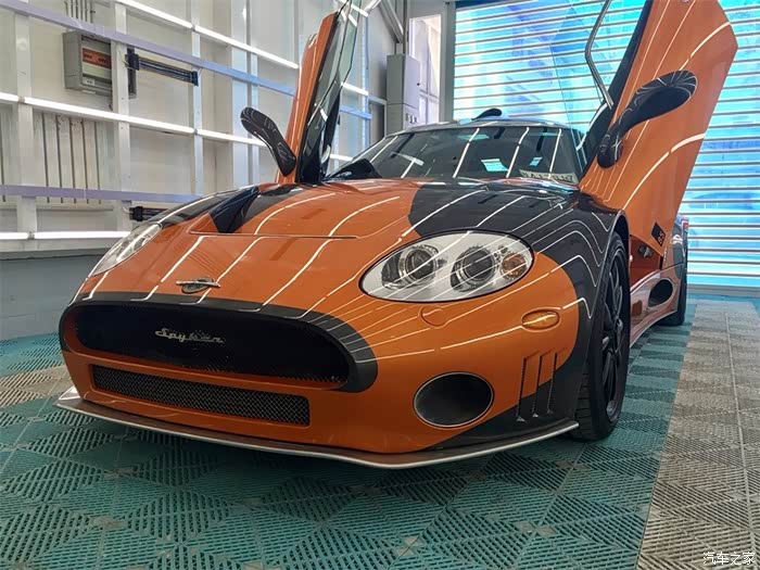 车想衣裳花想容豪车斗炫百花争艳