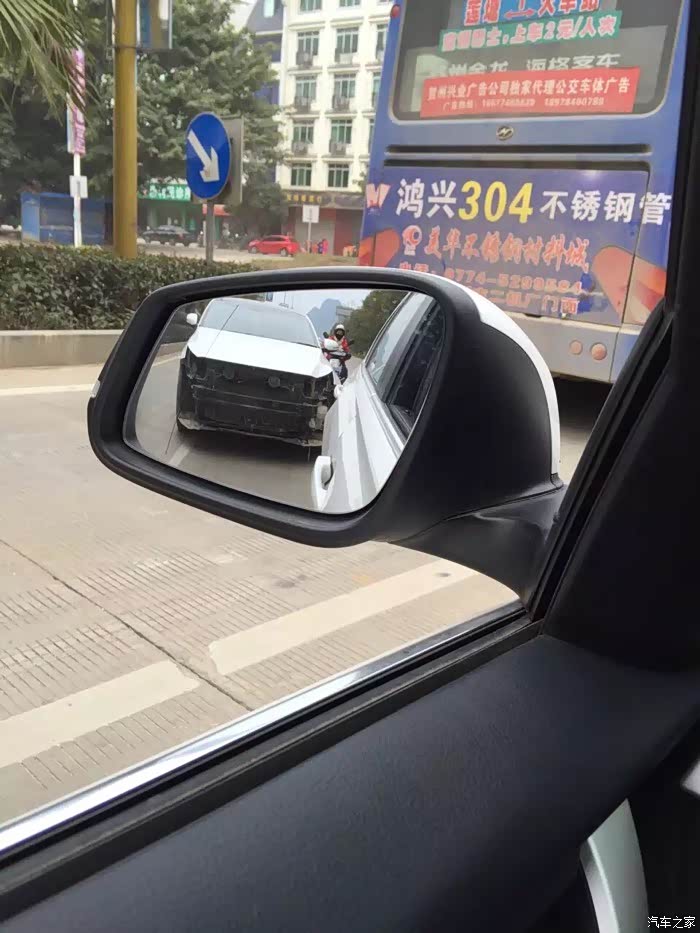 倒后镜的车.