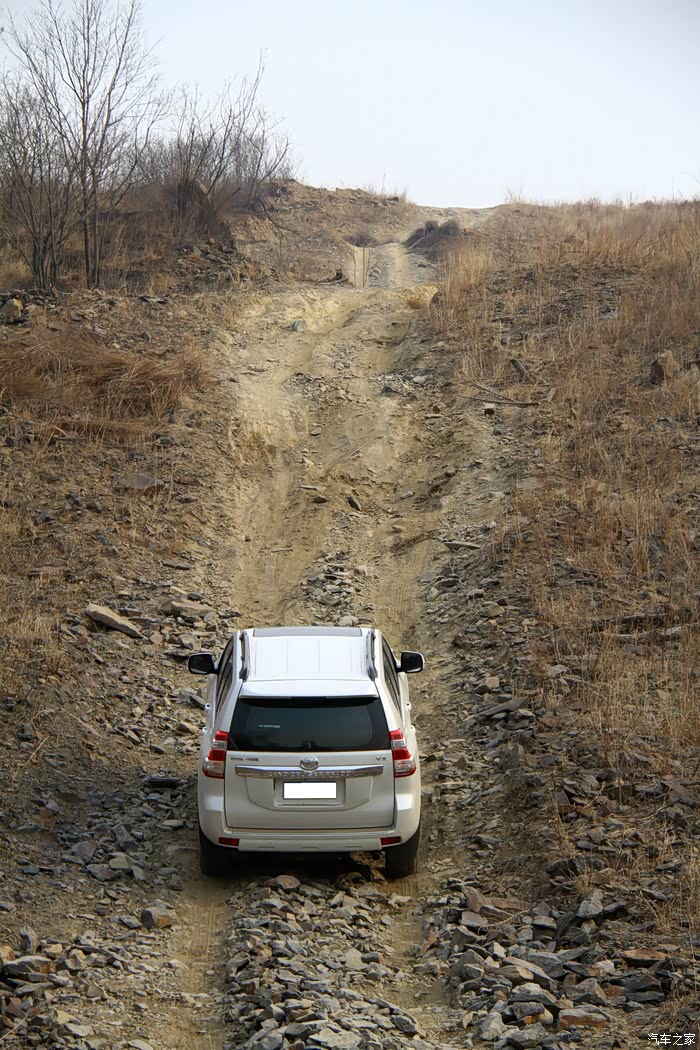 挑战了个40度的陡坡中途带交叉轴,依旧没难度,挠了两就蹭蹭往上爬