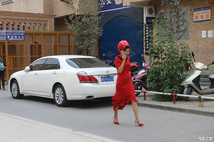 喀什街头的美女