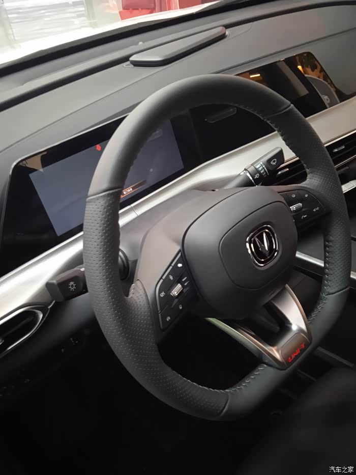 方向盘设计也是非常不错,惊细
