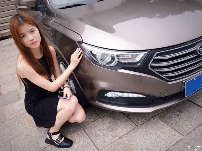 正在介绍奔奔的大灯,透镜很漂亮哦,led的日行灯很远就能看见.