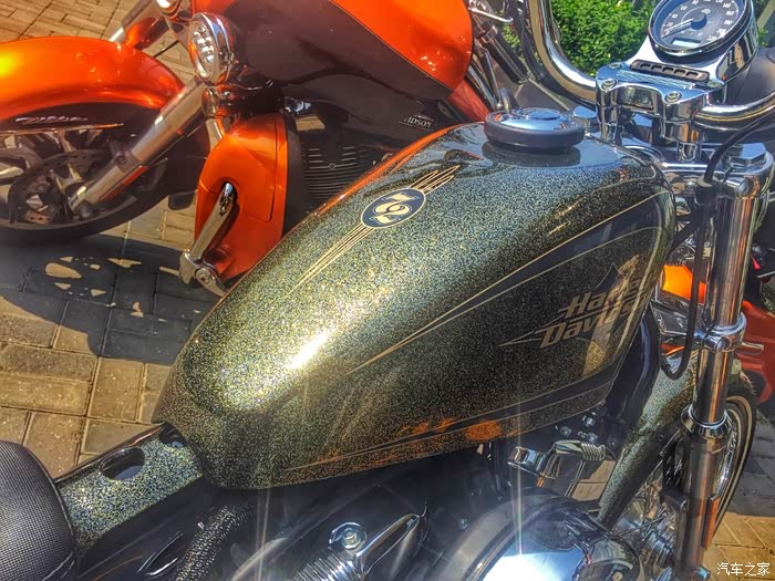 糖果漆在阳光下非常闪耀,难以直视