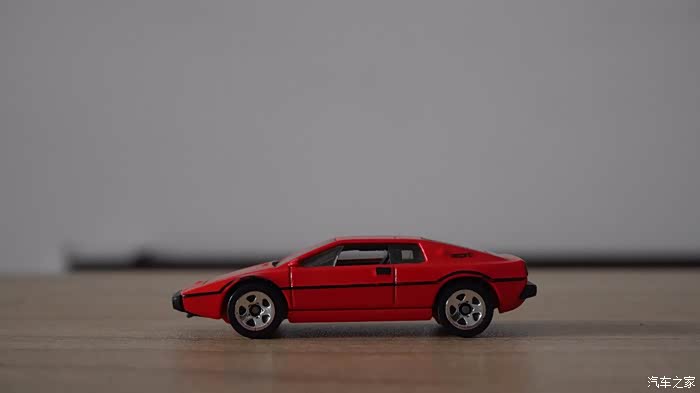 我的风火轮小跑车:lotus esprit s1 红白双煞