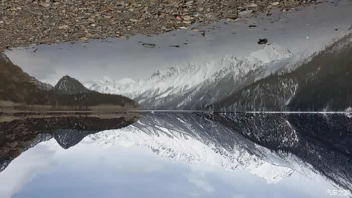 传说中然乌湖倒影
