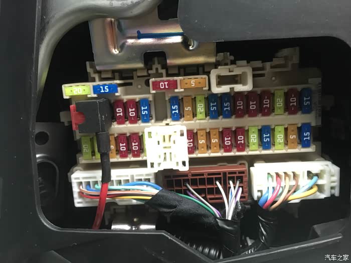 你把线接到点烟器保险就ok,点烟器保险才auto acc供电,熄火锁车后3