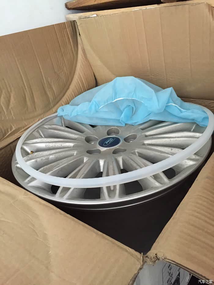 轮毂放在我新轮毂的包装箱,无伤,首保后就换下来了