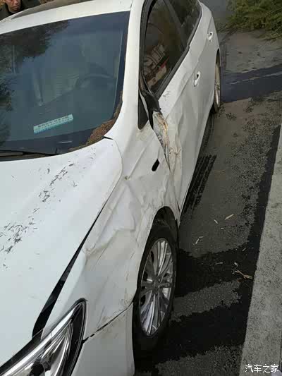 路上疲劳驾驶也没有休息,撞倒了路边的五棵树,水箱被撞断的树根刮漏了