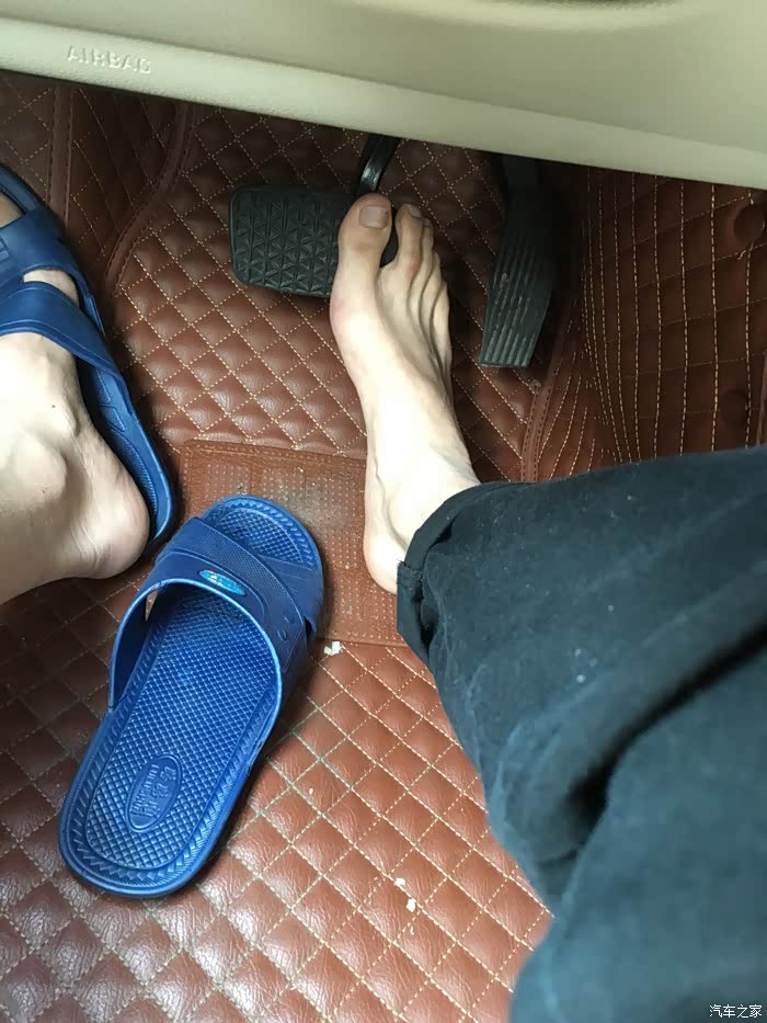 原来赤脚开车这么有感觉
