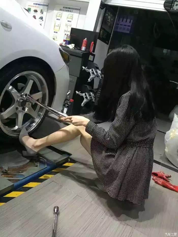 福利,美女修车