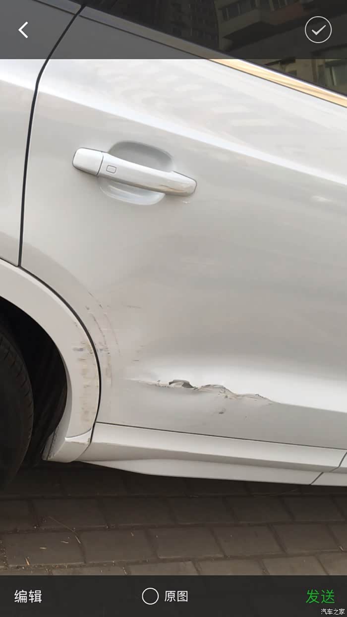 昨天出超市地库被地库门刮凹了后车门4s说要换门