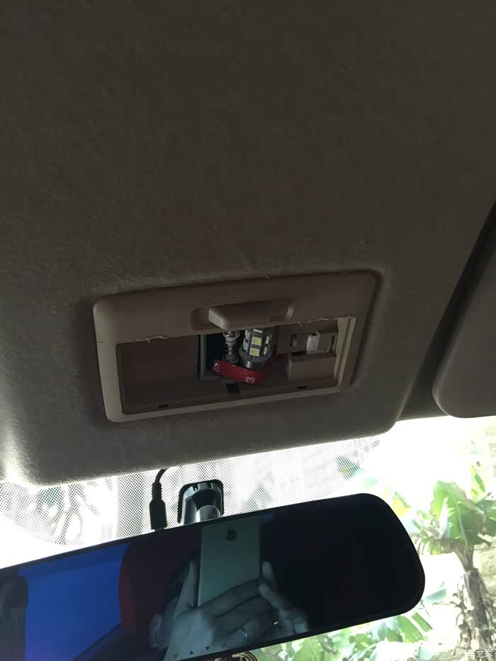 谁知道这个前阅读灯整体怎么拆下来