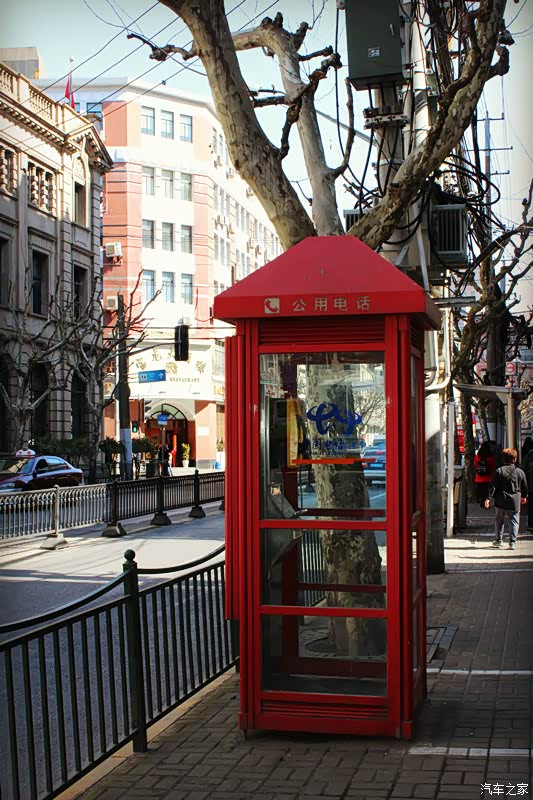 但 大上海的街道上依然保留着这样的电话亭,很有老上海的感觉