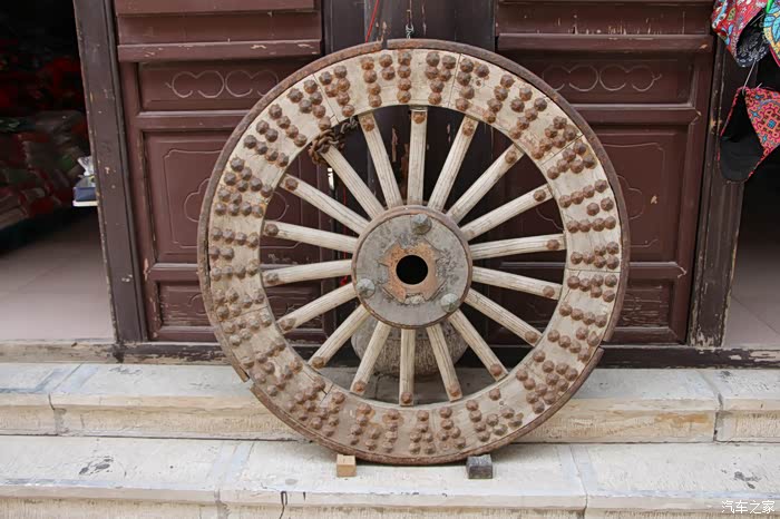 这是个真家伙,我小时候马车的轱辘就这样.