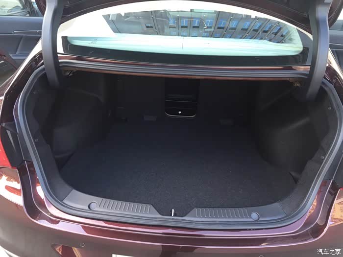 很宽敞的后备箱.可以装下我所有的行囊!