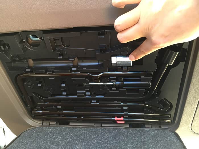 请各位帮帮忙关于随车工具箱